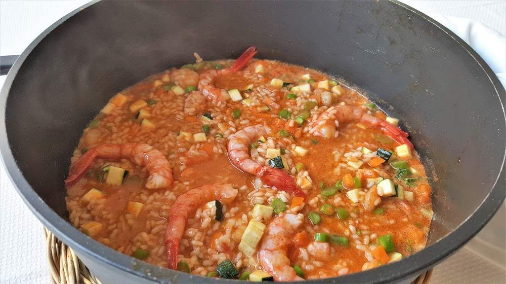 Arroz con verduras al dente y gamba roja Arroz con verduras al dente y gamba roja