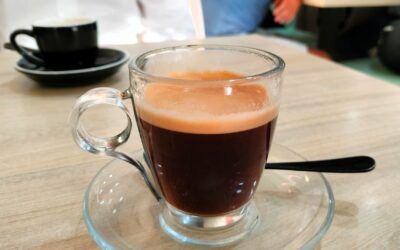 Café Natural vs. Torrefacto: uno te cura, el otro te enferma. La batalla por tu salud en cada taza